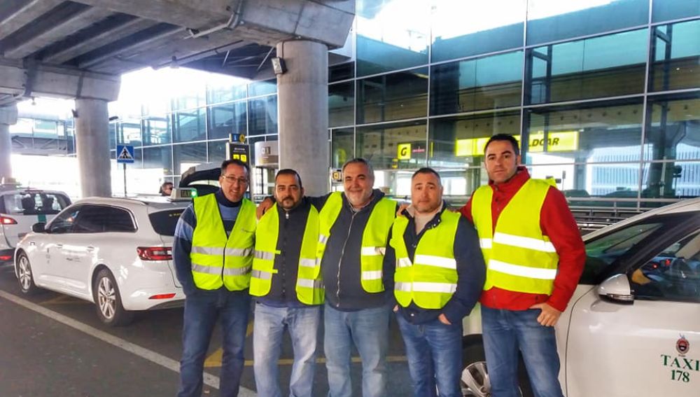 Taxistas con chalecos amarillos en el Aeropuerto Alcante-Elche 