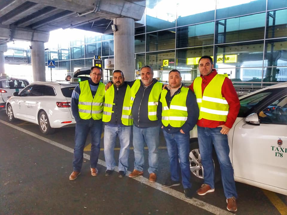 Los taxistas de Elche se ponen chalecos amarillos en apoyo a los integrantes del colectivo en Madrid y Barcelona Los taxistas de Elche se ponen chalecos amarillos en apoyo a los integrantes del colectivo en Madrid y Barcelona