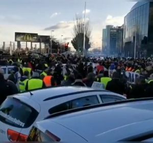 Protestas de los taxistas en el inicio de Fitur ante una fuerte presencia policial Protestas de los taxistas en el inicio de Fitur ante una fuerte presencia policial