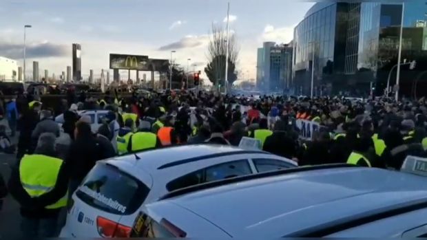 Protestas de los taxistas en el inicio de Fitur ante una fuerte presencia policial Protestas de los taxistas en el inicio de Fitur ante una fuerte presencia policial
