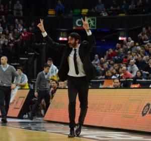 El entrenador Álex Mumbru. El entrenador Álex Mumbru.