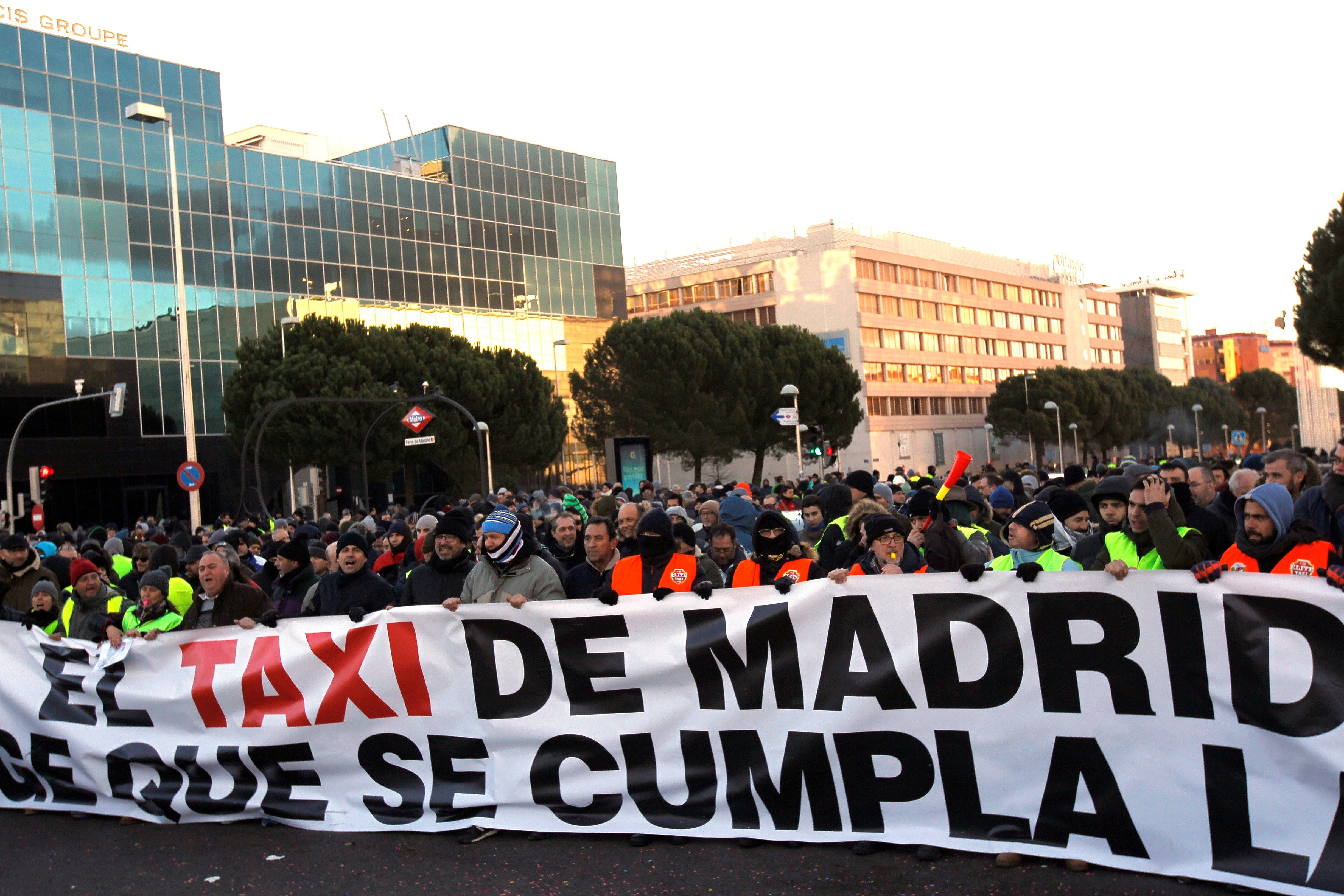 Los taxistas ven "insuficiente" el preacuerdo y siguen en huelga indefinida Los taxistas ven "insuficiente" el preacuerdo y siguen en huelga indefinida