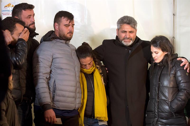 Los padres de Julen asisten a la vigilia por su hijo junto a 200 personas Los padres de Julen asisten a la vigilia por su hijo junto a 200 personas
