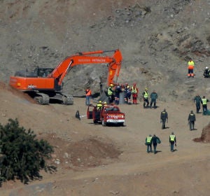 Los mineros y el equipo de rescate junto al pozo de Totalán (Málaga). Los mineros y el equipo de rescate junto al pozo de Totalán (Málaga).