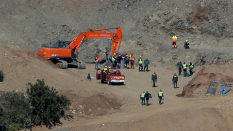 Los mineros y el equipo de rescate junto al pozo de Total&aacute;n (M&aacute;laga).