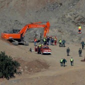 Los mineros y el equipo de rescate junto al pozo de Totalán (Málaga).