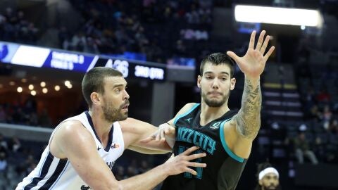 Marc Gasol y Willy Hernang&oacute;mez, durante el Grizzlies-Hornets