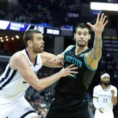 Marc Gasol y Willy Hernangómez, durante el Grizzlies-Hornets Marc Gasol y Willy Hernangómez, durante el Grizzlies-Hornets