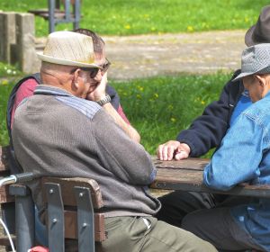 Ancianos jugando al dominó Ancianos jugando al dominó