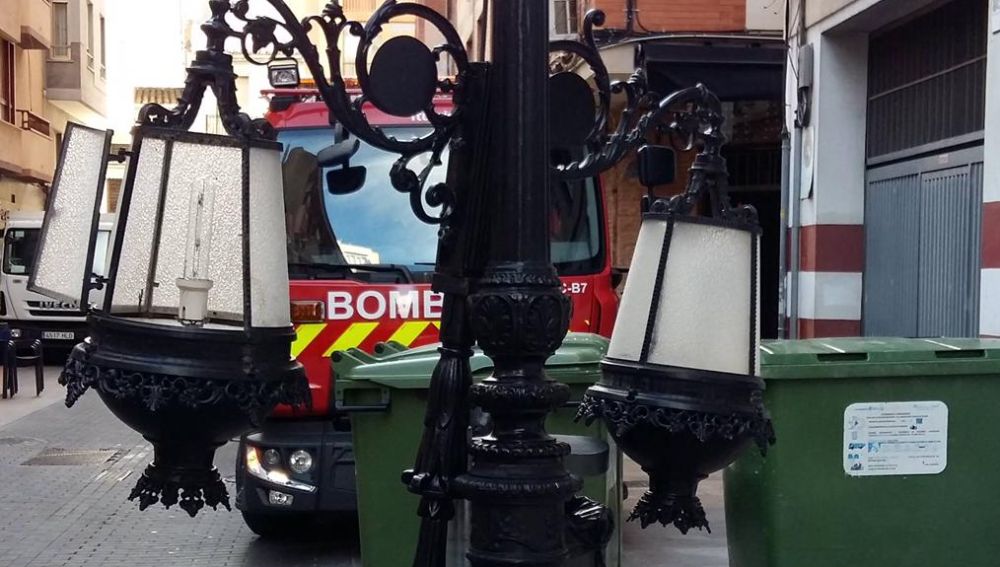 Imagen de una farola después de las fuertes rachas de viento en Castellón. Imagen de una farola después de las fuertes rachas de viento en Castellón.