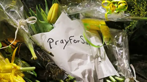 Parte de los recuerdos de la afición del Nantes hacia Emiliano Sala Parte de los recuerdos de la afición del Nantes hacia Emiliano Sala