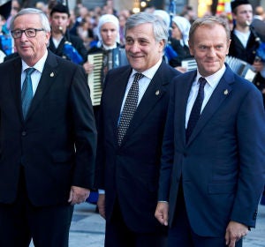 Jean Claude Juncker con Antonio Tajani y Donald Tusk Jean Claude Juncker con Antonio Tajani y Donald Tusk