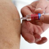 Una persona recibe una vacuna