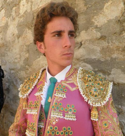 Abel Robles, novillero: "La distancia distorsiona las cosas. En Olot hay mucha afición taurina". Abel Robles, novillero: "La distancia distorsiona las cosas. En Olot hay mucha afición taurina".