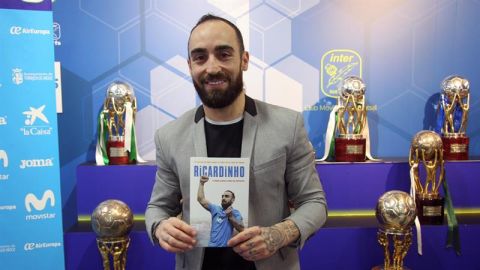 Ricardinho en la presentaci&oacute;n de su libro