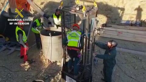 Primer v&iacute;deo de los trabajos de los mineros en la jaula del t&uacute;nel en la que buscan a Julen en Total&aacute;n