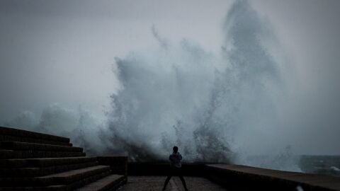 Una mujer observa c&oacute;mo saltan las olas San Sebasti&aacute;n (25-02-19)