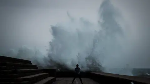 Desafiando olas (25-02-19) Una mujer observa cómo saltan las olas San Sebastián (25-02-19)