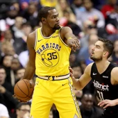 Durant da indicaciones ante la defensa de Satoransky Durant da indicaciones ante la defensa de Satoransky