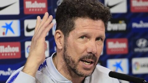Simeone gesticula ante los medios de comunicaci&oacute;n