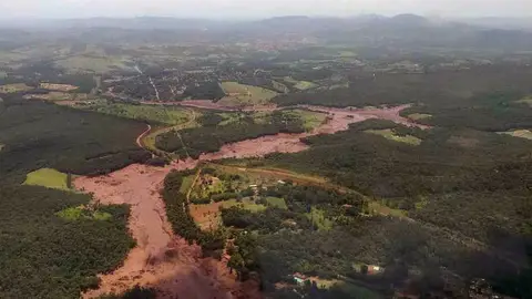 200 personas desaparecidas por la rotura de una presa. 200 personas desaparecidas por la rotura de una presa.