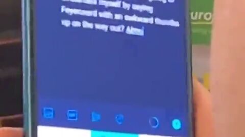 Wijnaldum 'caza' a un aficionado que estaba escibribiendo un tuit sobre &eacute;l en su mismo avi&oacute;n