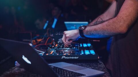 Un Dj pinchando una sesi&oacute;n