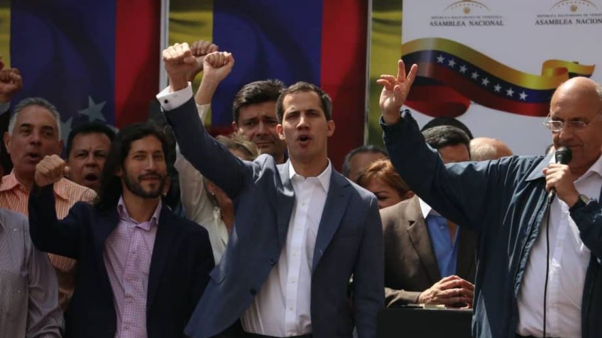 Guaidó tiende la mano a las fuerzas de seguridad bolivarianas porque "por encima está Venezuela" Guaidó tiende la mano a las fuerzas de seguridad bolivarianas porque "por encima está Venezuela"