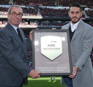 Adelardo entrega a Koke una placa conmemorativa Adelardo entrega a Koke una placa conmemorativa