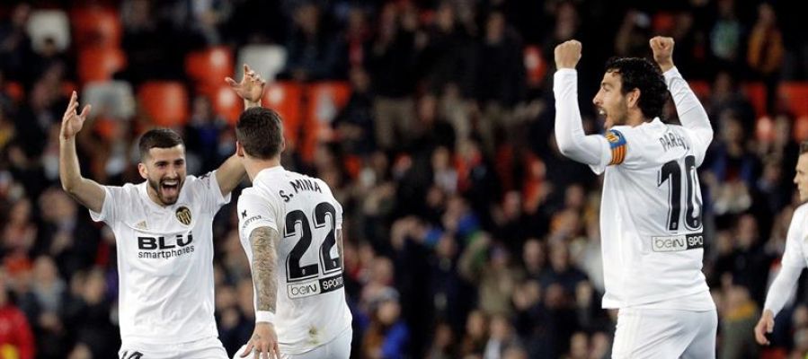 Gayà, Santi Mina y Parejo celebran un gol Gayà, Santi Mina y Parejo celebran un gol