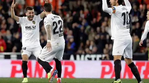 Gayà, Santi Mina y Parejo celebran un gol Gayà, Santi Mina y Parejo celebran un gol