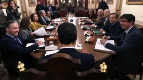 El presidente de la Junta de Andaluc&iacute;a, Juanma Moreno (de espaldas), durante la primera reuni&oacute;n del Consejo de Gobierno.