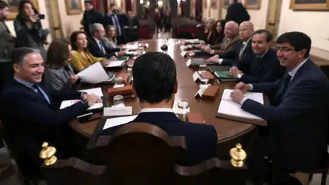 El presidente de la Junta de Andalucía, Juanma Moreno (de espaldas), durante la primera reunión del Consejo de Gobierno. El presidente de la Junta de Andalucía, Juanma Moreno (de espaldas), durante la primera reunión del Consejo de Gobierno.