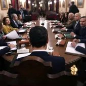 El presidente de la Junta de Andalucía, Juanma Moreno (de espaldas), durante la primera reunión del Consejo de Gobierno. El presidente de la Junta de Andalucía, Juanma Moreno (de espaldas), durante la primera reunión del Consejo de Gobierno.