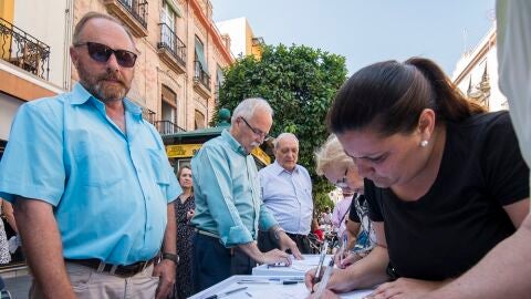 Antonio del Castillo, padre de la desaparecida Marta, durante una recogida de firmas contra la derogaci&oacute;n de la prisi&oacute;n permanente revisable