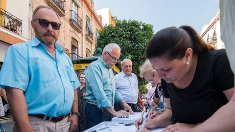 Antonio del Castillo, padre de la desaparecida Marta, durante una recogida de firmas contra la derogación de la prisión permanente revisable Antonio del Castillo, padre de la desaparecida Marta, durante una recogida de firmas contra la derogación de la prisión permanente revisable