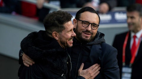 Simeone abraza a Bordal&aacute;s