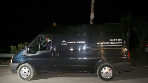 Furg&oacute;n funerario con los restos de Julen