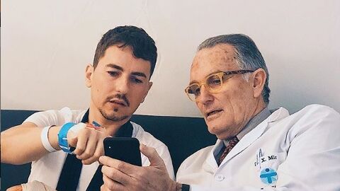 Jorge Lorenzo junto al Doctor Mir