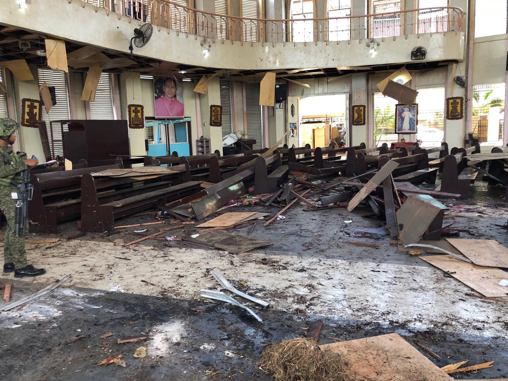 Al menos 27 muertos y 71 heridos tras registrarse dos explosiones en una catedral de Filipinas Al menos 27 muertos y 71 heridos tras registrarse dos explosiones en una catedral de Filipinas
