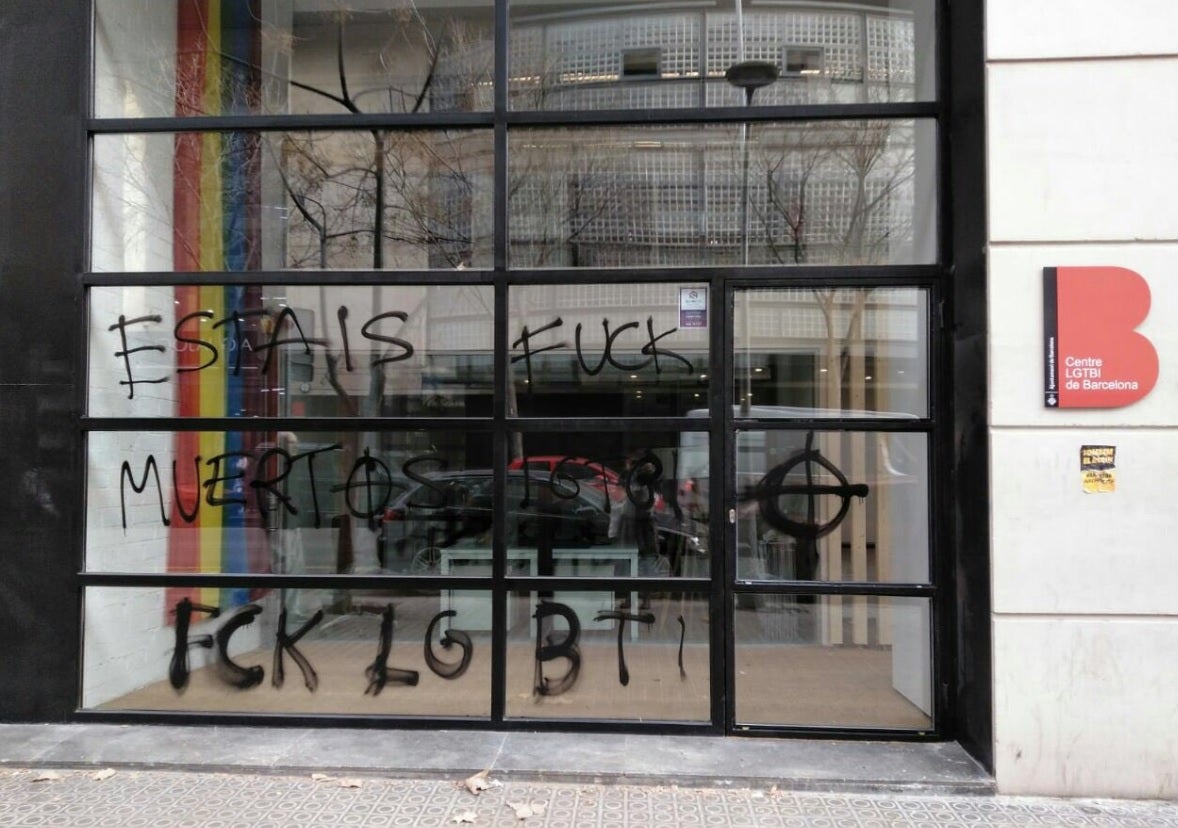 Atacan el centro LGTBI de Barcelona con pintadas de 'Estáis muertos' Atacan el centro LGTBI de Barcelona con pintadas de 'Estáis muertos'