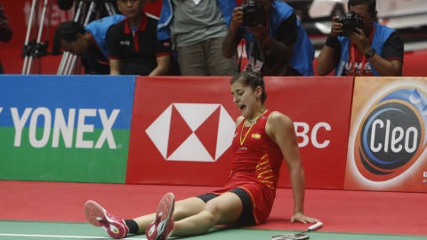 Carolina Mar&iacute;n, en el suelo