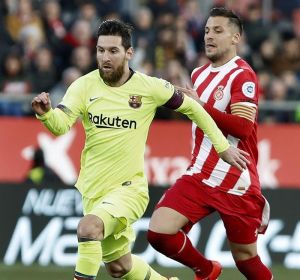 Leo Messi conduce el balón ante el jugador Álex Granell Leo Messi conduce el balón ante el jugador Álex Granell