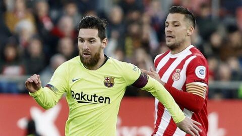 Leo Messi conduce el bal&oacute;n ante el jugador &Aacute;lex Granell