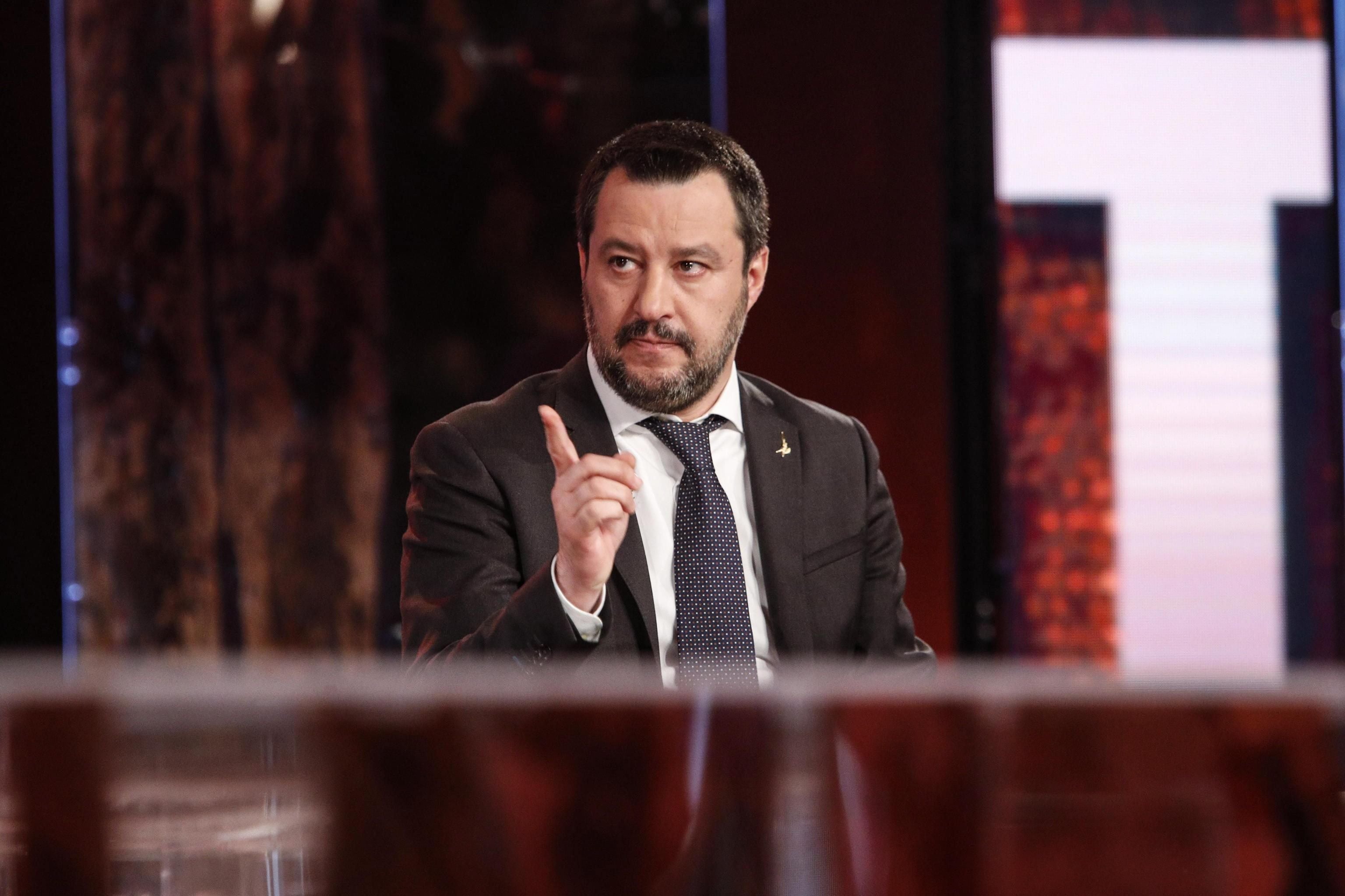 Salvini se burla de una sentencia de Estrasburgo que obliga a dar cobijo a niños gitanos Salvini se burla de una sentencia de Estrasburgo que obliga a dar cobijo a niños gitanos
