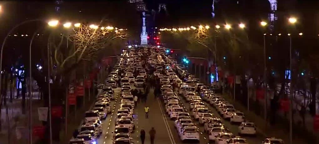 Los taxistas de Madrid pasan su primera noche acampados en el Paseo de la Castellana Los taxistas de Madrid pasan su primera noche acampados en el Paseo de la Castellana