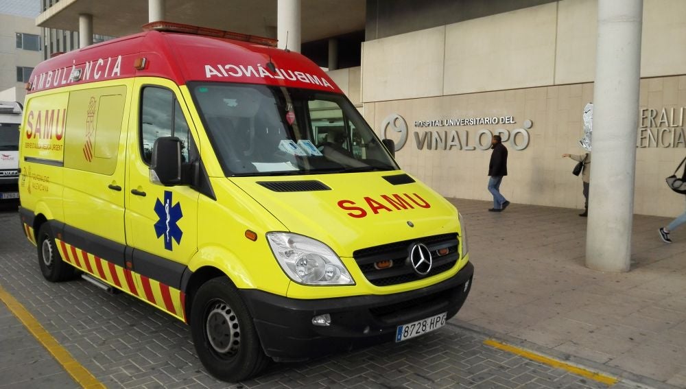 Ambulancia del SAMU en el Hospital Universitario del Vinalopó.