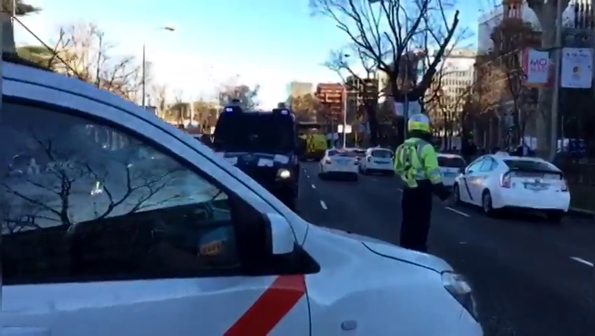 Los taxistas se concentran cerca del Palacio de los Deportes y boicotean un acto del PP Los taxistas se concentran cerca del Palacio de los Deportes y boicotean un acto del PP