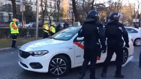 Algunas taxistas acceden a retirar sus coches Algunas taxistas acceden a retirar sus coches