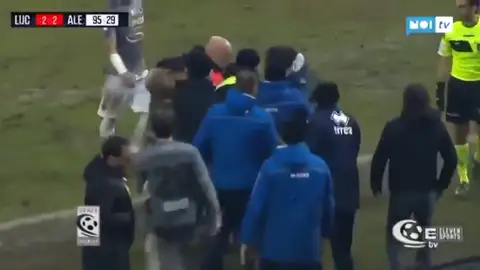 Un entrenador da un brutal cabezazo al entrenador rival y le deja en el suelo Un entrenador da un brutal cabezazo al entrenador rival y le deja en el suelo